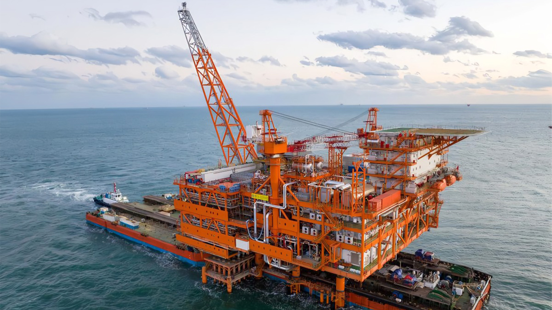 World's largest metamorphic rock oilfield central platform completes float-over installation